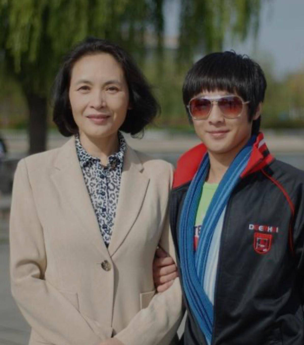 晓英|宋晓英越老越洋气，穿黑裙涂红唇还挂3条珍珠项链，美成优雅贵妇