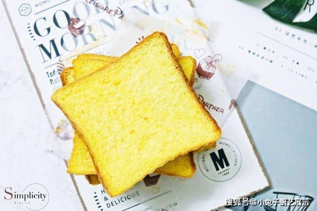 美食|南瓜别再蒸着吃了，加在面粉里做成吐司，又香又柔软，早餐就它了