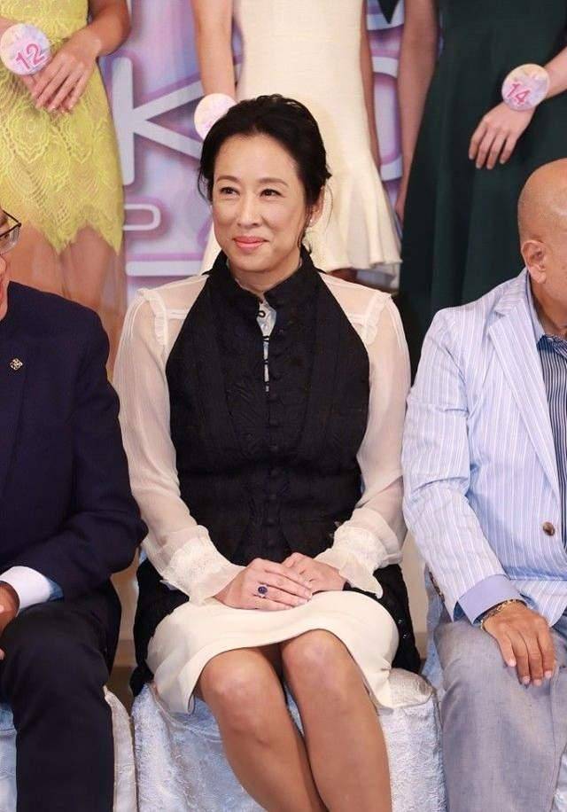 设计|朱玲玲奶奶年纪也时髦,蕾丝裙外面套马甲,有皱纹也藏不住贵妇范