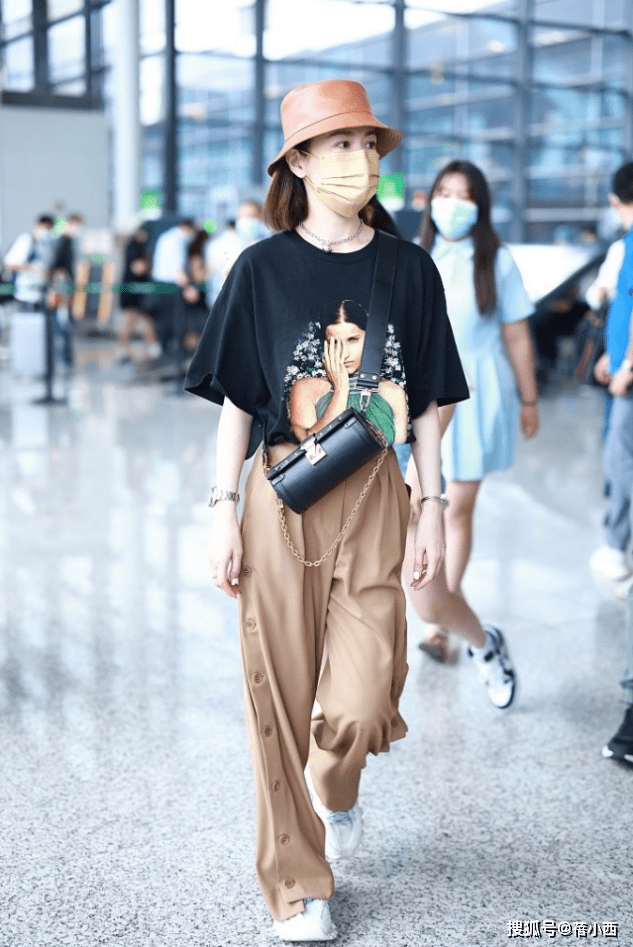 亮点|佘诗曼气质在根本不用扮嫩，穿T恤配阔腿裤走机场，哪像75年的？