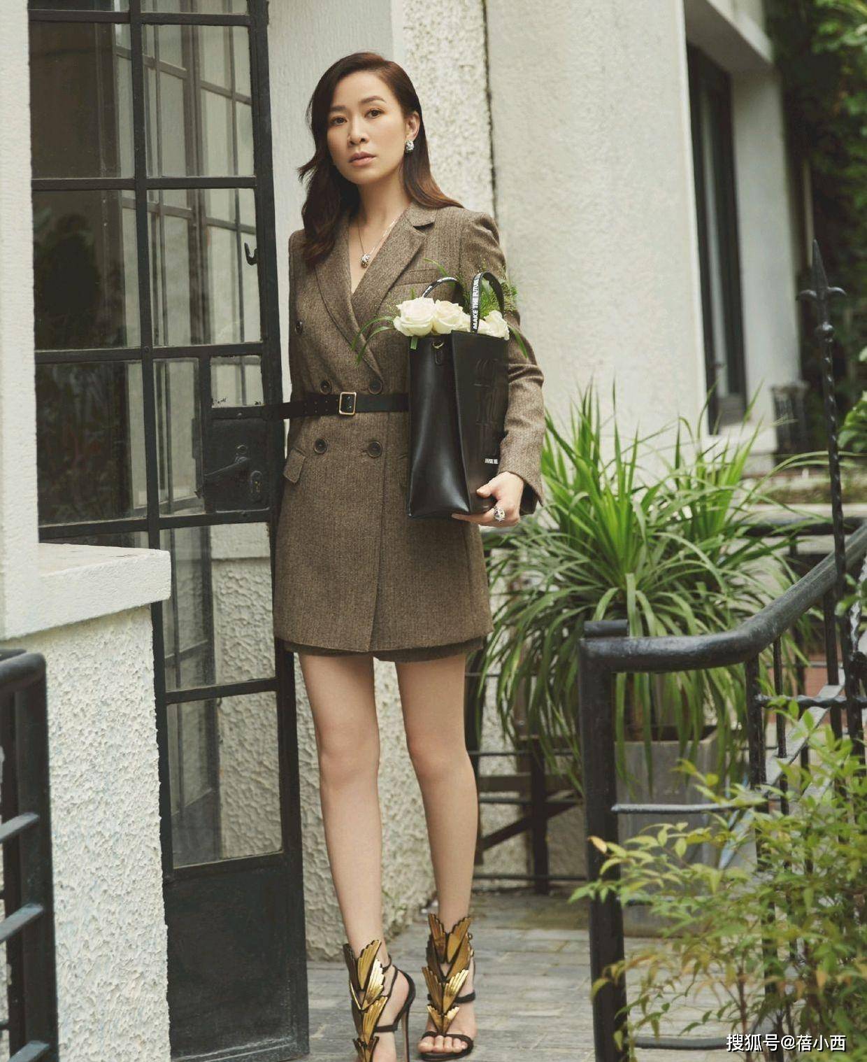 亮点|佘诗曼气质在根本不用扮嫩,穿T恤配阔腿裤走机场,哪像75年的?