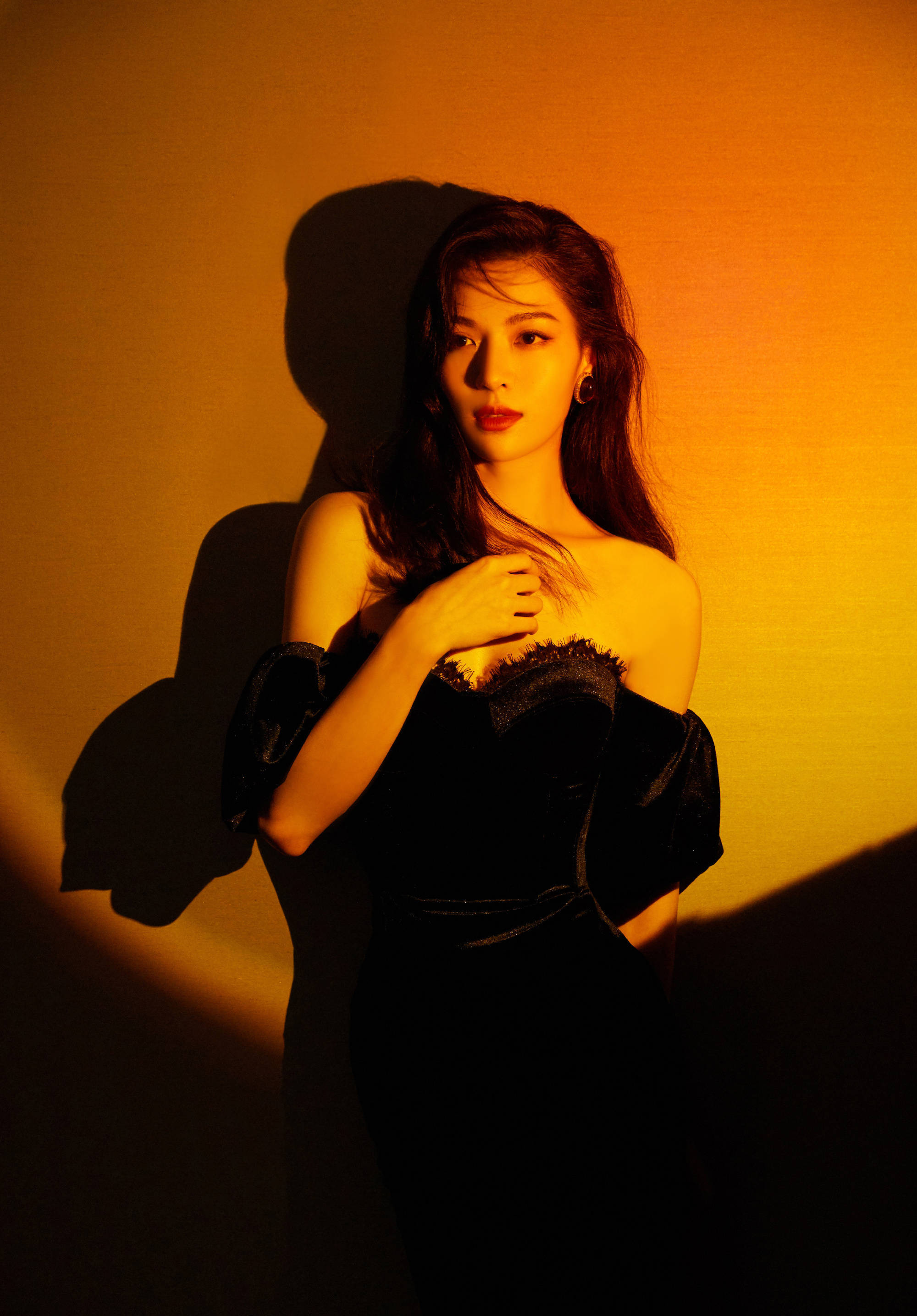 1/ 12 搜狐娱乐讯 8月20日,钟楚曦最新广告大片释出,照片中的她身穿宝