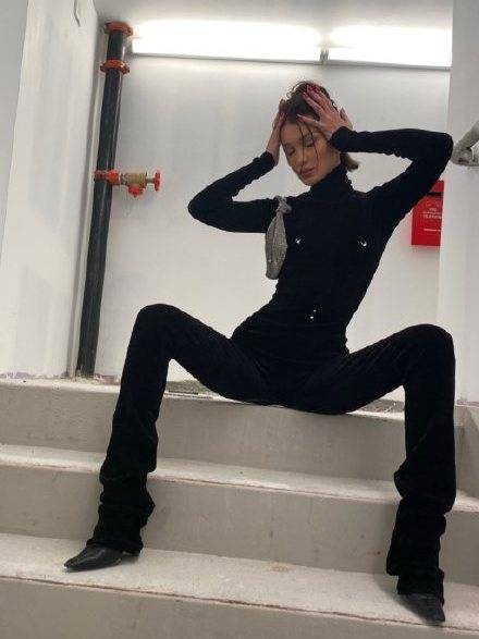 黑色|贝拉将机场当秀场,穿皮衣步伐嚣张特有范,却没2W+香奈儿抢镜