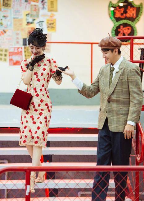 颜色|谢娜都孩子妈了还那么大玩心,沙漠上尽情摆poss,看着真“魅”