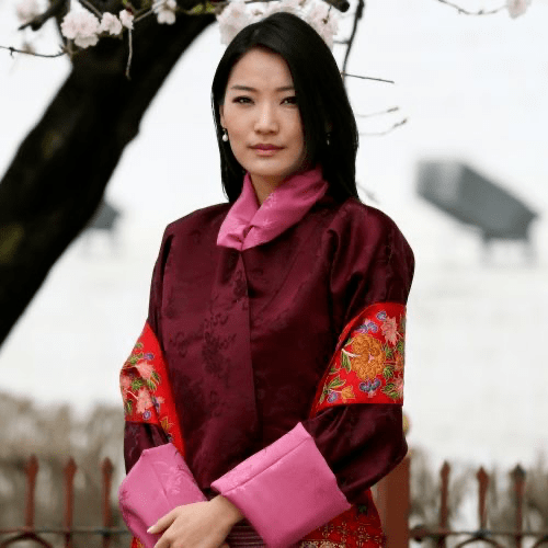 旺楚克|不丹美女王后终于亮相！香槟色上衣有少女感，被国王搂入怀不开心