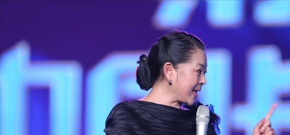 倪萍老|62岁的倪萍老得不真实，妆容精致皮肤状态也挺好，一袭长裙显气质