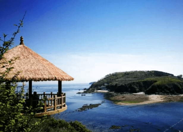 觉华岛山石秀美,古树参天,南有张家山岛和杨家山岛,北有磨盘山,一大