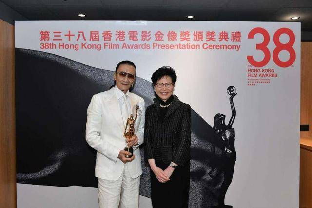 迷彩|85岁谢贤罕见露面看好友,穿迷彩无袖连体裤秀肌肉,比儿子还招摇