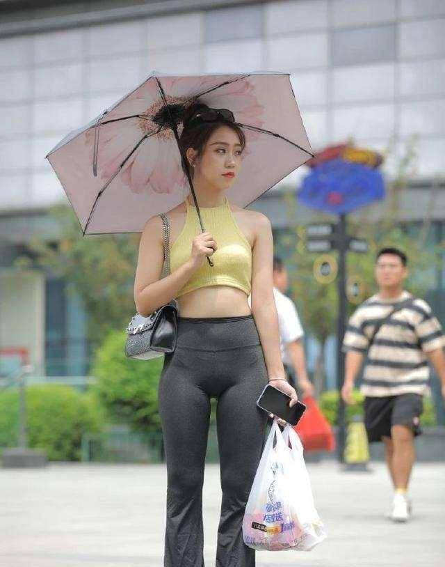 林忆莲|高贵优雅的打底裤装扮更添清纯美感，显得身材修长迷人，凸显线条