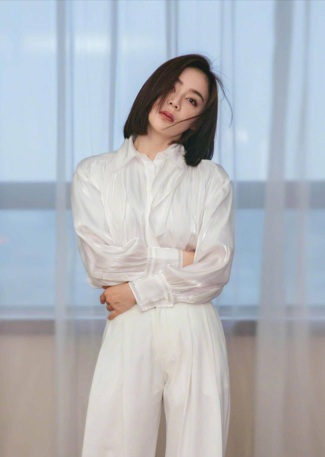 服装|袁姗姗衣品好到爆,穿“塑料”衬衣配黑直锁骨发,清纯又迷人