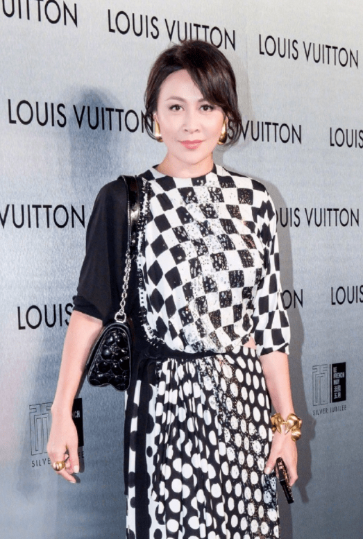 显得|刘嘉玲造型也翻车？黑色外套配红色连体裤高级洋气，胯宽太真实