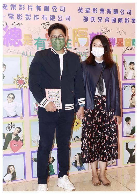 郭晶晶|郭晶晶晒得好黑，一家现身她口罩和脸一个色，女儿俏皮踩妈妈脚丫