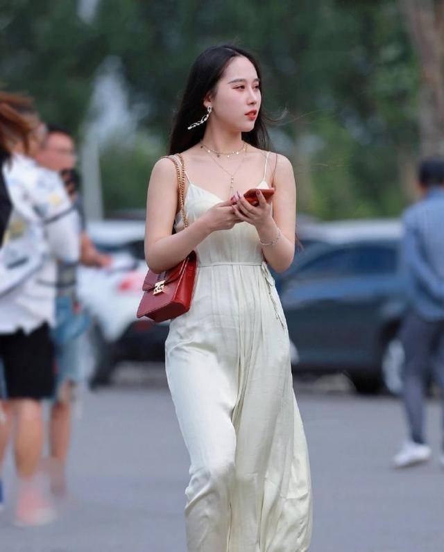 女士|长发美女身穿吊带裙，展现了迷人的风采，多姿的身材！