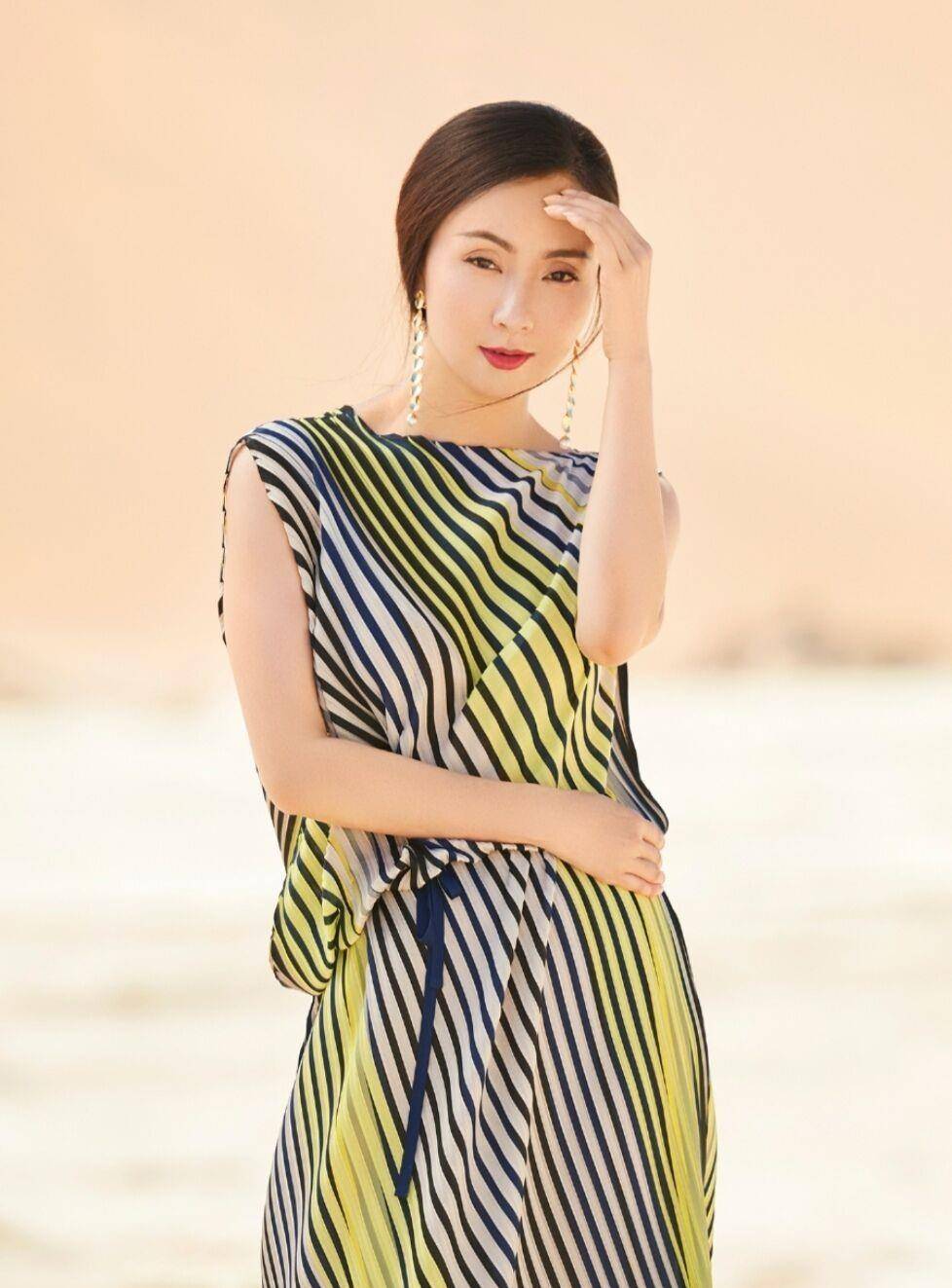 身材|真正见过大场面的女人，很少会穿裙子配打底裤，看陶虹你就知道了