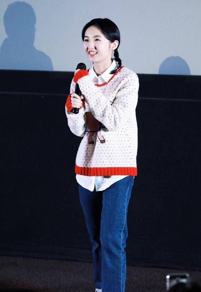 卡通|张子枫亮相新戏路演，罕见烈焰红唇配14500毛衣，18岁美得太高调