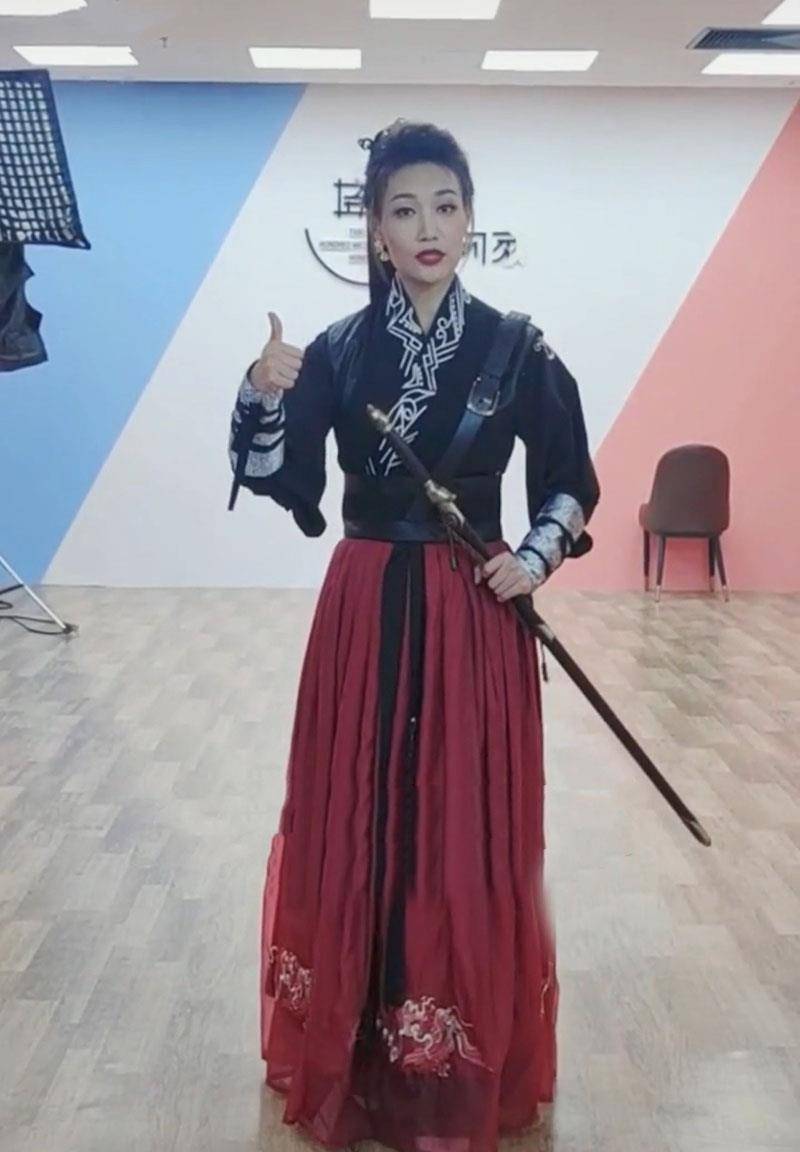 长剑|44岁李梓萌真是宝藏女孩！留长发穿古装如侠女，挥长剑耍帅太可爱