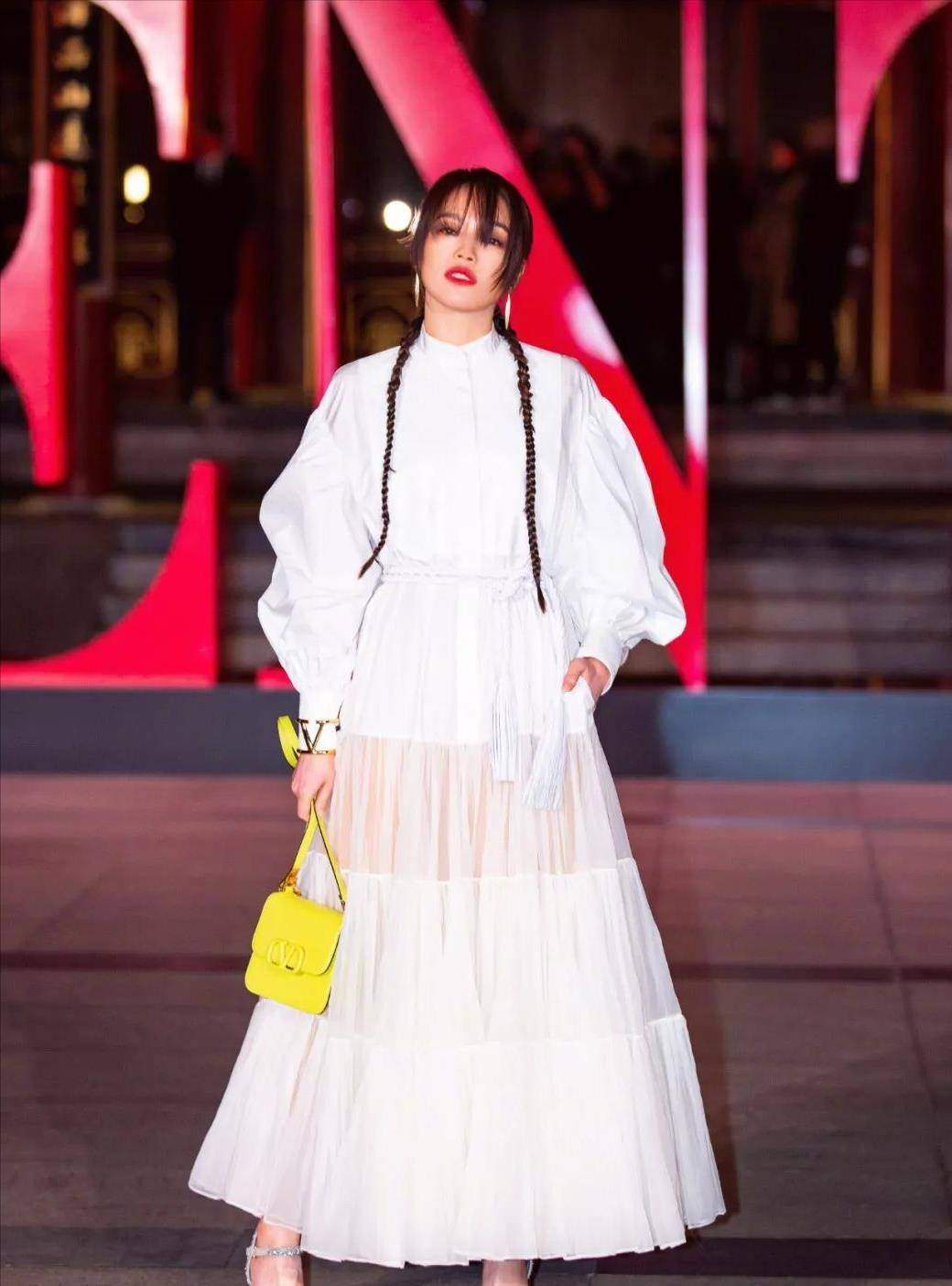 波浪|舒淇这身造型好有“港姐”味道，长波浪卷慵懒又迷人，美翻了