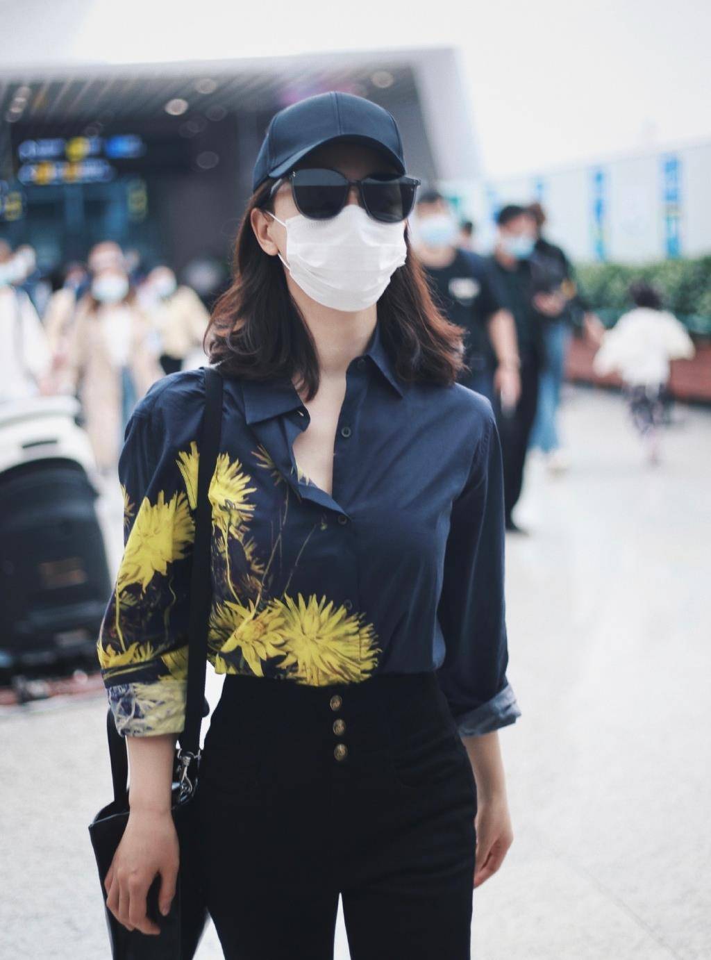 黑色|女人过了50岁，出门少穿这3种“装嫩色”，显胖俗气还掉价