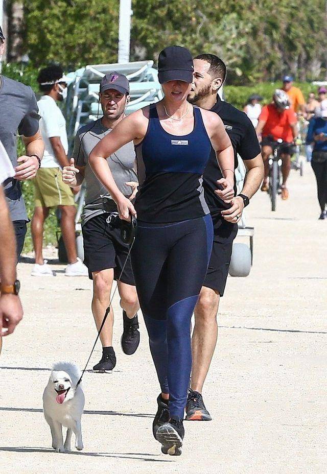 健美|伊万卡穿一身运动装和老公库什纳一起跑步，身形健美，好迷人