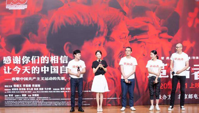 美人|佟丽娅罕见当导师,穿红裙扎头饰变新疆美人,台上跳舞舞姿超女团