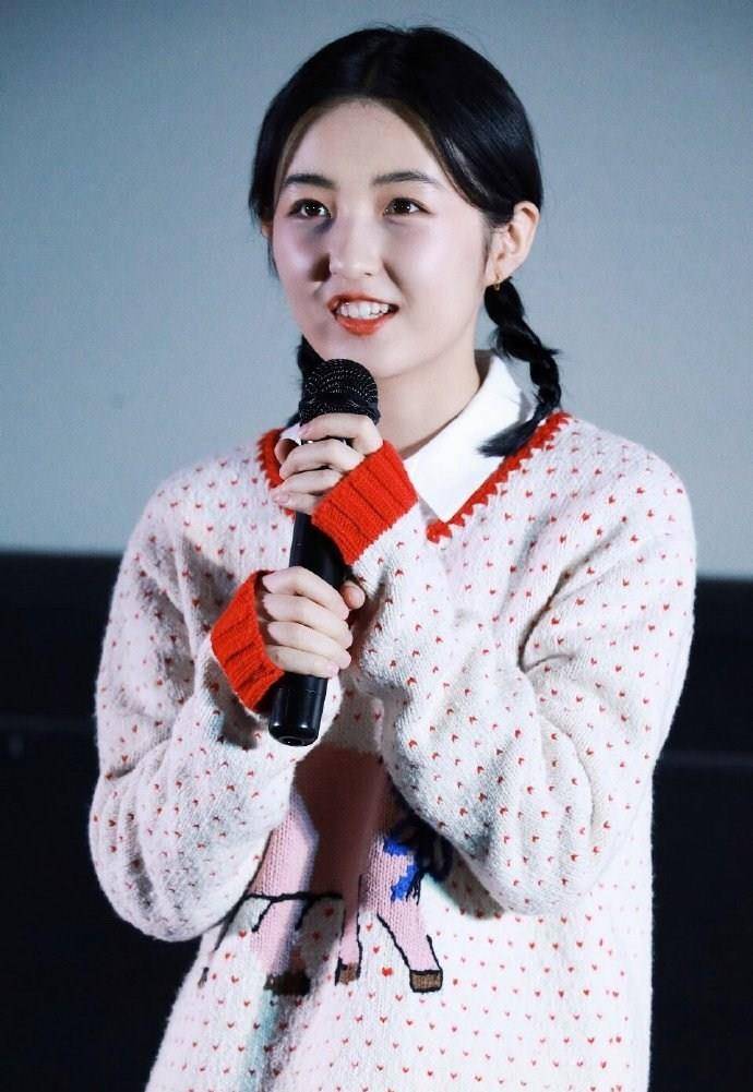 卡通|张子枫亮相新戏路演，罕见烈焰红唇配14500毛衣，18岁美得太高调