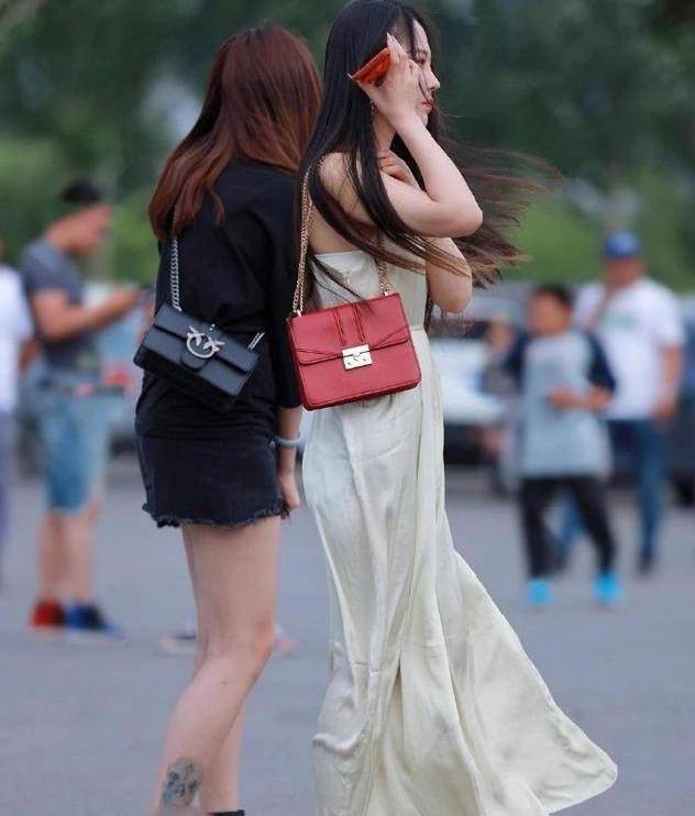女士|长发美女身穿吊带裙，展现了迷人的风采，多姿的身材！