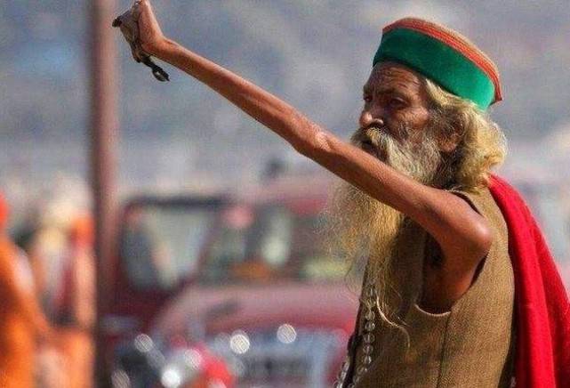 印度这位苦行僧，右手臂高举了46年，现在变成什么样了呢？