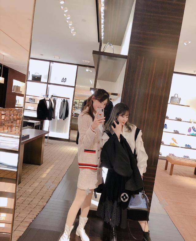 四枚|“四枚奖牌”得主张雨霏，穿小香风套裙秀美腿，比冠军光环还耀眼