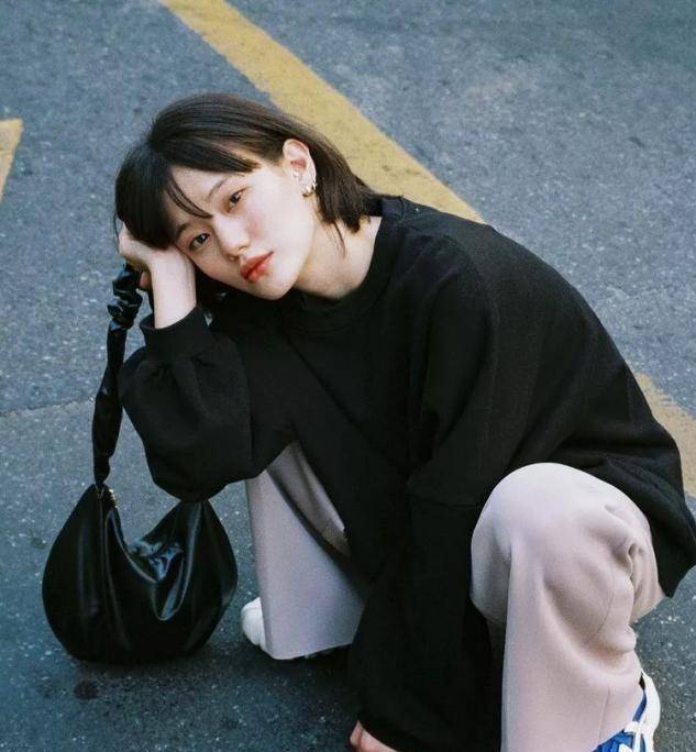 颜色|会穿的女人很少选阔腿裤了，今年流行的是“吸烟裤”，显瘦又显高