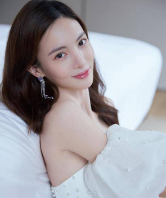 身材|金晨迪丽热巴穿吊带裙“撞衫”，一个秀温柔气质，一个用身材制胜