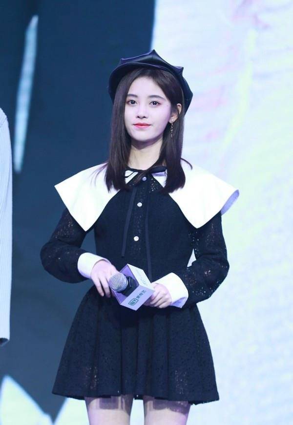 黑色|鞠婧祎虽然身材娇小，但这比例真让人羡慕，穿短裙露大长腿太迷人