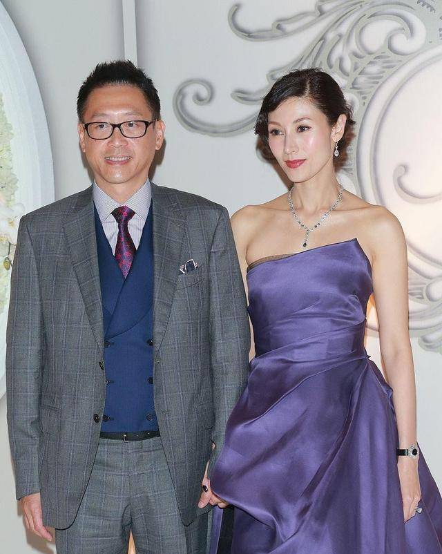 魅力|50岁李嘉欣与老公同框，穿露背礼服裙S身形尽显，不愧是豪门阔太