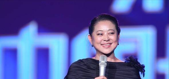 倪萍老|62岁的倪萍老得不真实，妆容精致皮肤状态也挺好，一袭长裙显气质