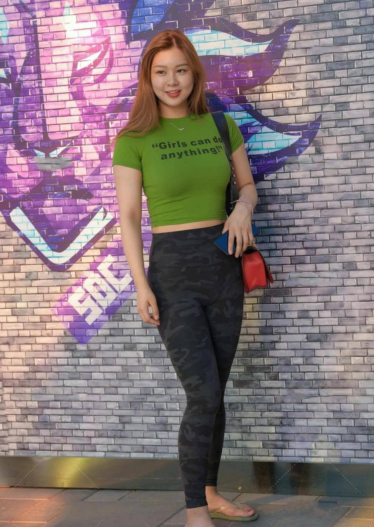 草绿色|瑜伽裤的不同图案展现出来的性格也不一样，迷彩花纹更个性