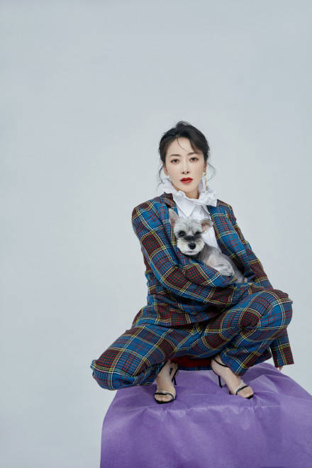 橙色|陈紫函旅游照,衬衣搭配热裤秀美腿,简约造型青夏靓丽还显年轻减龄