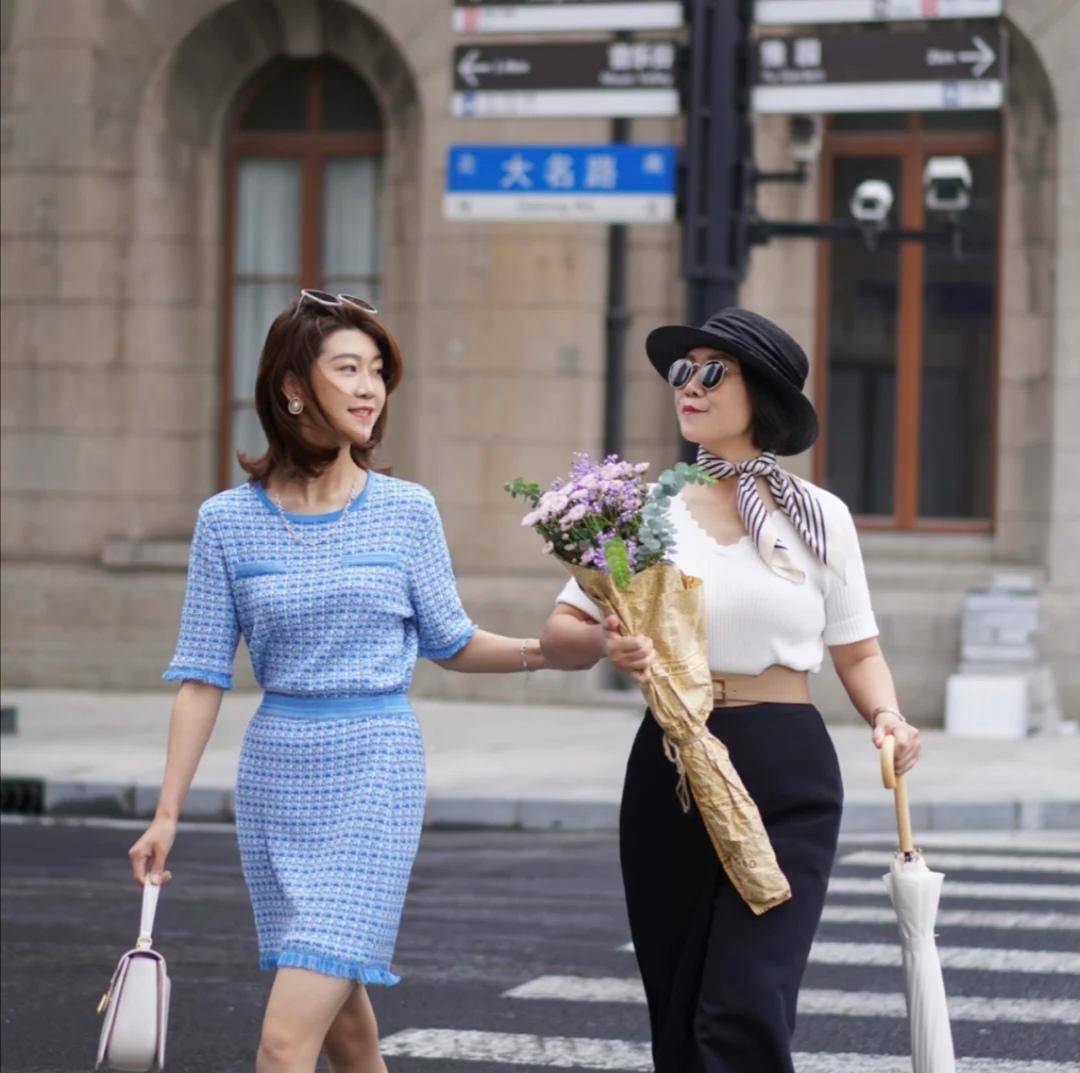进行|60岁的女人更要穿出气质!这些姐姐的优雅穿搭,时髦高级显年轻