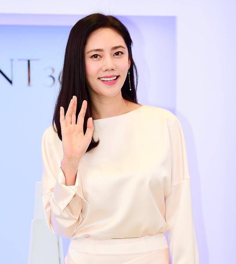 黑色|于晓光真是赚到了，秋瓷炫一袭黑裙显气质，看起来一点都不老