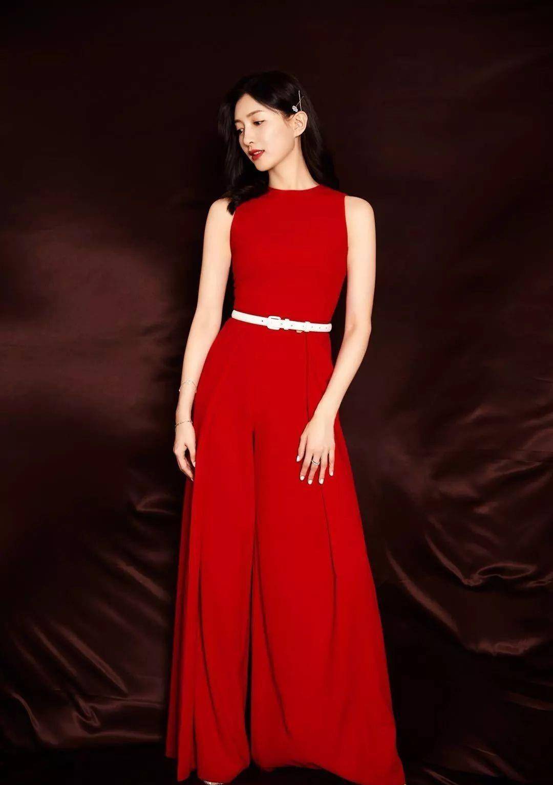 黑色|女人过了50岁，出门少穿这3种“装嫩色”，显胖俗气还掉价