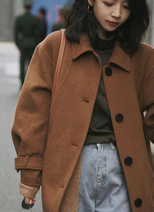 黑色|三木又把“驼色大衣”带火了，这样来搭，时髦保暖又显贵，真美