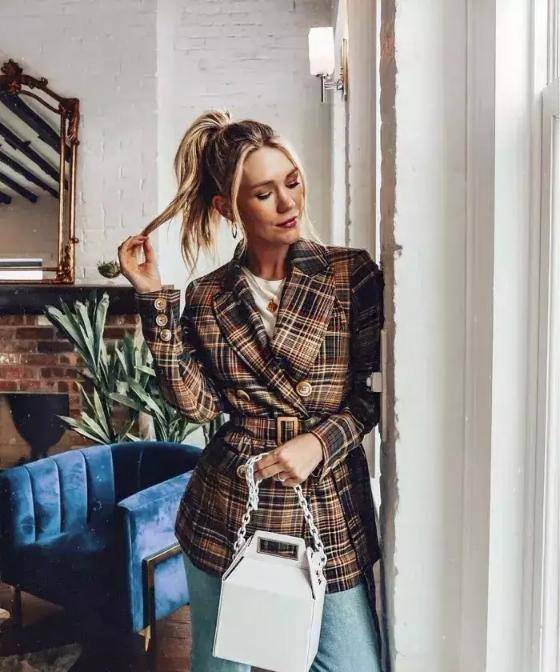 插花|孙俪沉迷插花！卫衣搭牛仔裤真时髦，剪“蘑菇头”半土不洋太老气