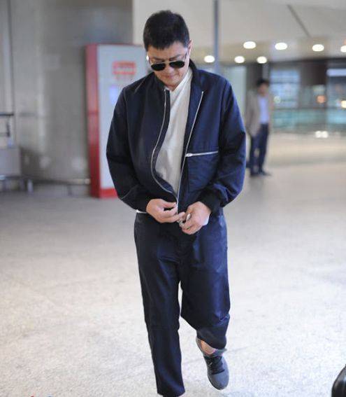 黑色|李亚鹏独自现身机场，对记者说一句话，现场所有人都笑了