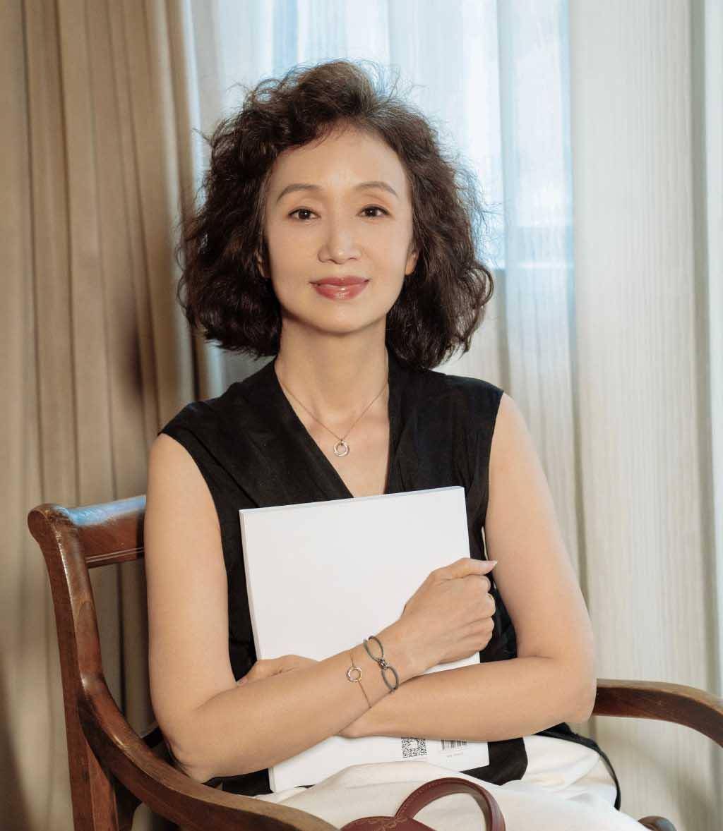 卷发|中年女性都爱的卷发、为什么显老气？这一点不注意，别怪显老10岁