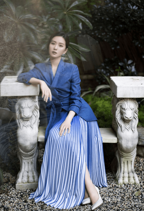 蓝色|刘诗诗与外国女明星合影，就算身高不够，但气场没输，替她捏把汗