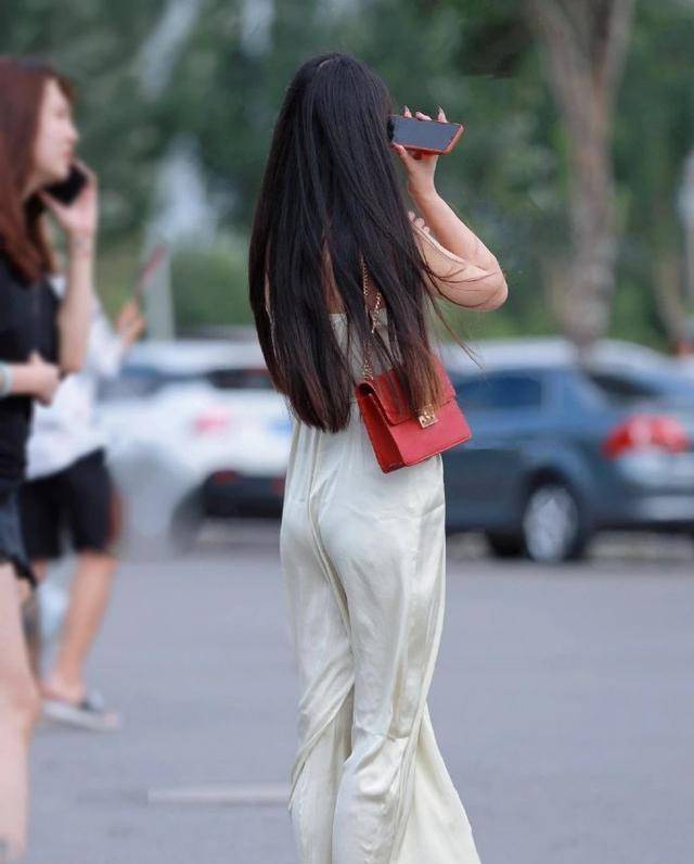 女士|长发美女身穿吊带裙，展现了迷人的风采，多姿的身材！