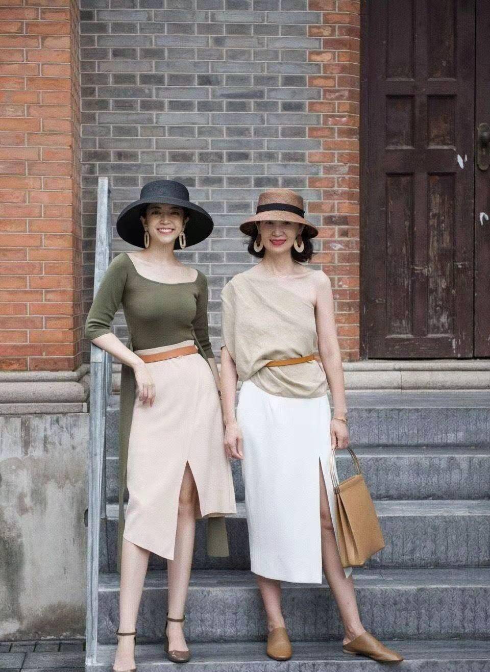 帆布鞋|女人50岁以后，夏天少穿运动鞋，学三木妈妈这样穿，减龄显气质