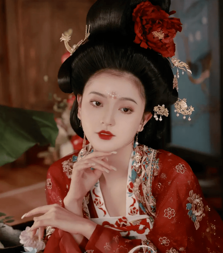 发髻|如今女主古装造型有多敷衍!一根簪子一个花环,还不如以前的丫鬟