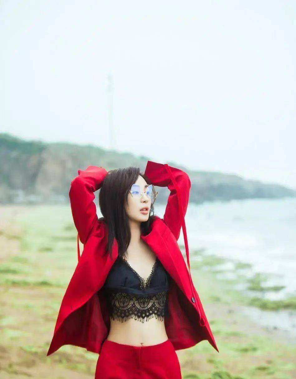 Tian|李菲儿的“花瓶胯”真让人着迷，满当当的“女人味”，谁看都心动