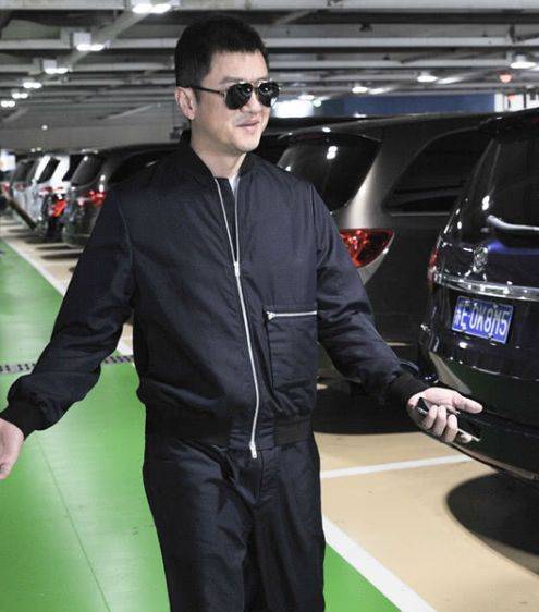 黑色|李亚鹏独自现身机场，对记者说一句话，现场所有人都笑了