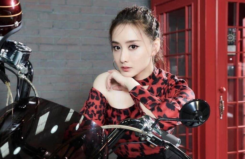 细节|陈德容忙里偷闲独自喝下午茶，46岁穿粉衬衫美回初恋，单身好逍遥