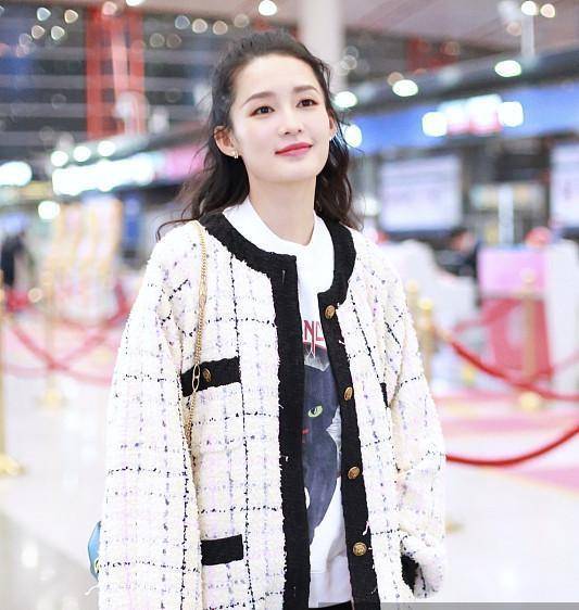 黑色|穿格纹大衣的李沁，清纯可人没想到脸上的浓妆太出镜了
